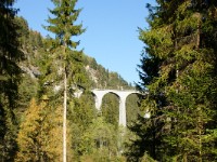 DSC00774  After having spent some lovely hours between Bergün and Preda we went home but could not resist calling at the Landwasser viaduct.  This 65 m high landmark is not accesible by road but an extremely easy 20 min walk will take you there.